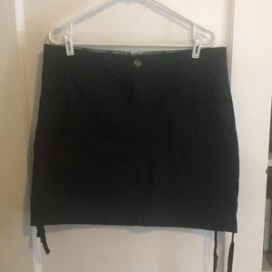 Short black skirt with tie detail and pockets